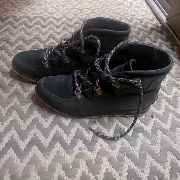 SOREL Womens Black Ankle Boots Sz 8 Alpine Sneakchic Lace Up Waterproof EUC - Picture 2 of 7